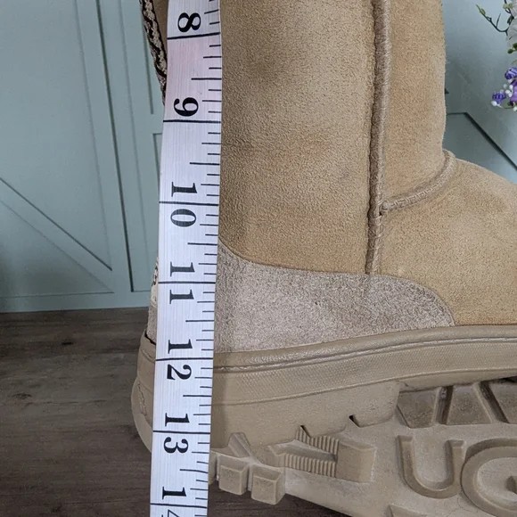 UGG sheepskin boot - Picture 10 of 12
